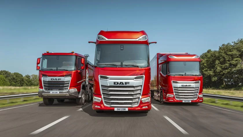 DAF je modele 2025 v konfguracijah 4 x 2 in 6 x 2 serijsko opremil s sistemom kamer digital vision (ki nadomešča običajna ogledala), prediktivnim tempomatom in gumami z nizkim kotalnim uporom, kar omogoča dodatno šestodstotno zmanjšanje porabe. Foto: DAF